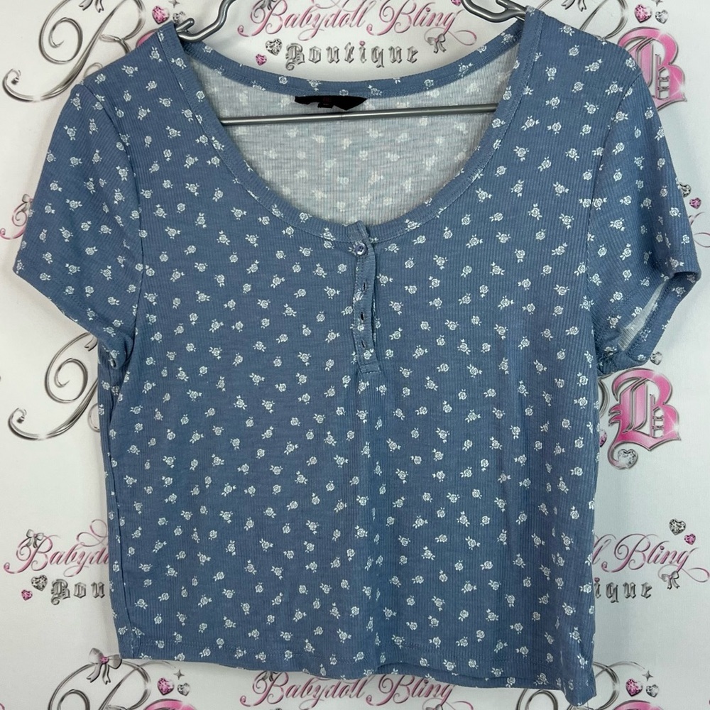 No Boundaries tshirt buttons flowers ribbed stretchy Blue Floral Crop Top